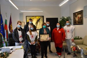 kmet gramota 412201 Почетна грамота за утвърждаване на хуманната същност на Червения кръст в интерес на обществото и държавата получи кметът на Община Ловеч Корнелия Маринова