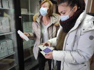 rzi vaksini 281220 2 Първите 100 дози от ваксините за област Ловеч пристигнаха в РЗИ. Утре започва имунизационната кампания срещу COVID -19 в областта
