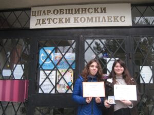snimka nagradeni momicheta 1712201 Отличия от Международния конкурс за детско и младежко творчество Център Юнеско „Lovis Francois“ получиха Белослава Панчелеева (13 г.) и Гергана Тодорова, 14- годишна