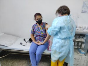 vaksinacia2912201 Ваксинирани са първите медици от лечебните заведения в област Ловеч. Всички се чувстват добре след ваксината