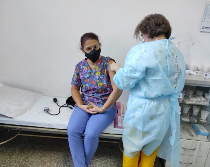 vaksinacia2912201 Ваксинирани са първите медици от лечебните заведения в област Ловеч. Всички се чувстват добре след ваксината