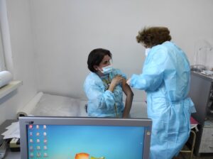 vaksinacia2912207 Важно! РЗИ Ловеч обяви начало на ваксинирането на всички желаещи. В събота и неделя има дежурен имунизационен кабинет