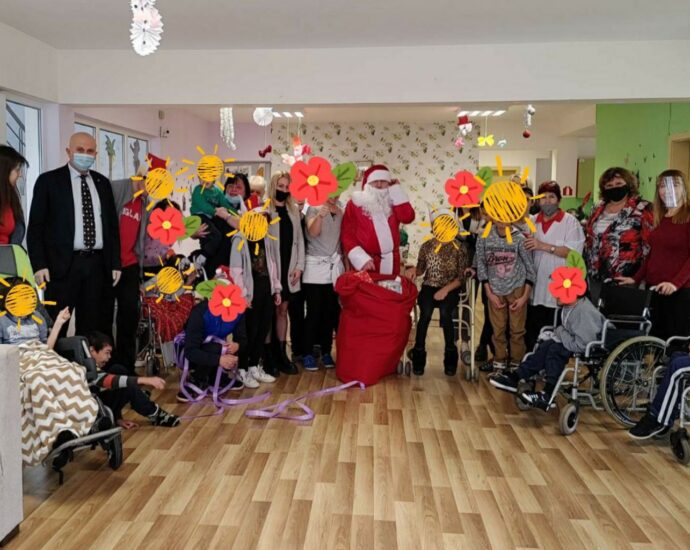 znst lovech 2912201 В навечерието на Новогодишните празници децата и младежите, настанени Центрове за настаняване от семеен тип бяха посетени от Кмета и негов заместник