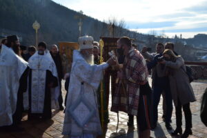 bogoiavlenie 601213 За пета поредна година Ивайло Енчев – Рони (35 г.) извади Богоявленския кръст от студените води на река Осъм в Ловеч на Йордановден