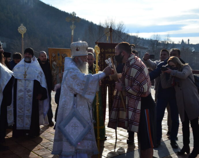 bogoiavlenie 601213 За пета поредна година Ивайло Енчев – Рони (35 г.) извади Богоявленския кръст от студените води на река Осъм в Ловеч на Йордановден
