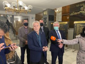 brifing strelba 801211 Арестуван е 46-годишен мъж за прострелването на 42-годишната ловчалийка, в новогодишната нощ. Стрелял е с незаконна пушка