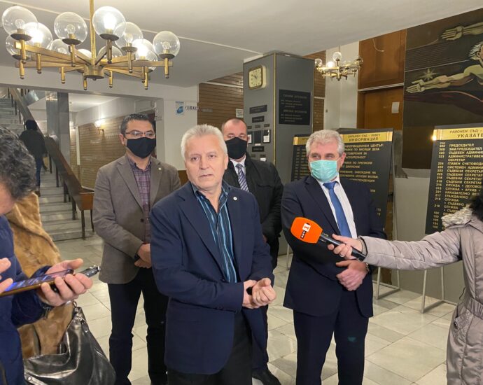 brifing strelba 801211 Арестуван е 46-годишен мъж за прострелването на 42-годишната ловчалийка, в новогодишната нощ. Стрелял е с незаконна пушка