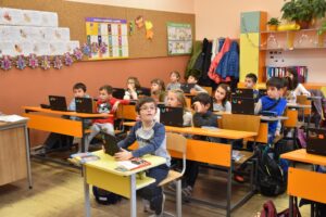 deca prisastvie 401211 Днес в детските ясли и градини от Община Ловеч са присъствали 67,46 % от всички деца. В подготвителните групи и в І-ІV клас на училищата 87,85 % от всички деца и ученици