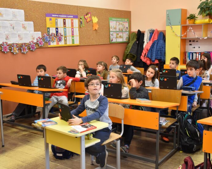 deca prisastvie 401211 Днес в детските ясли и градини от Община Ловеч са присъствали 67,46 % от всички деца. В подготвителните групи и в І-ІV клас на училищата 87,85 % от всички деца и ученици