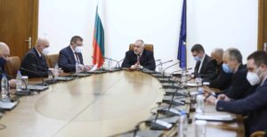 ministerski savet 1201211 Разрешават се само практически присъствени дейности на учениците от 5 до 12 клас и на студентите, които не могат да се проведат в електронна среда
