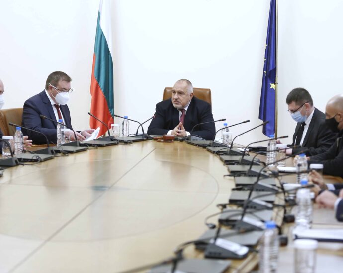 ministerski savet 1201211 Разрешават се само практически присъствени дейности на учениците от 5 до 12 клас и на студентите, които не могат да се проведат в електронна среда
