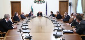 ministerski savet 2501211 От 4 февруари учениците от 5 до 12 клас се връщат в училищата. От началото на февруари отварят залите за фитнес, спорт, танци и за културни мероприятия, както и магазините в големите търговски центрове