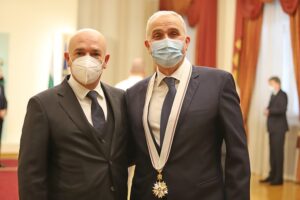 d r valdov 12 2211 Кметът на Ловеч поздрави проф. д-р Никола Владов за удостояването му с орден „Стара планина“