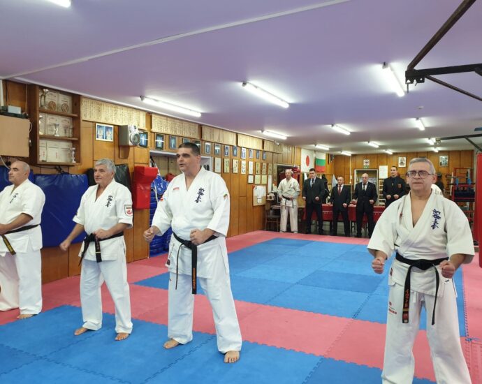 karate lovech 2602211 Признание за ловешката карате школа. След тежък 4 часов изпит, 67-годишния Стойко Бончев е вече с 2 дан