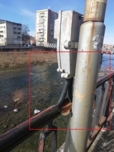 opasni kabeli lovech 170221 7 Единствено ултра разбит тротоар пази пешеходци от досег с кабели за осветление вградени в метална ограда