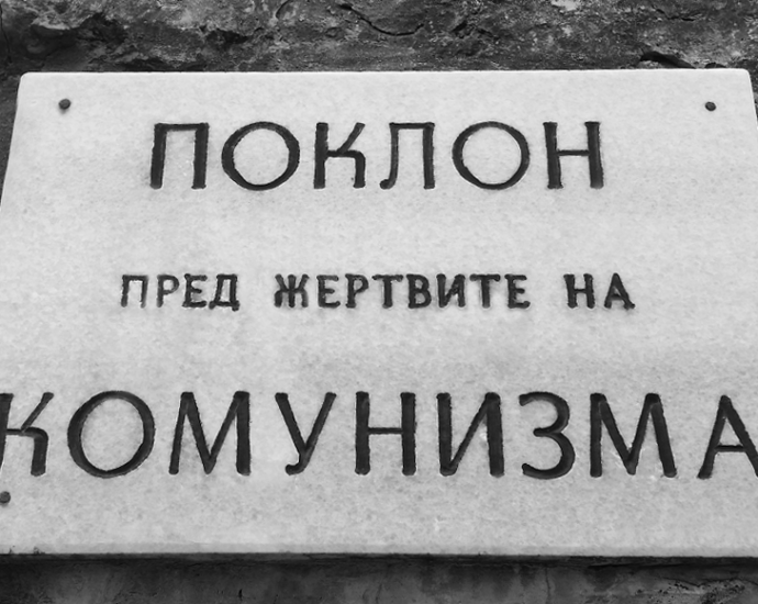 poklon pred zhertvite na komunizma 102211 Обръщение на кмета на Община Ловеч по повод Деня на почит към жертвите на комунистическия режим