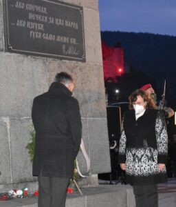 poklonenie levski 1902214 Цветя и венци на признателност бяха положени пред паметника на Левски от държавни и общински институции, политически партии, неправителствени организации, граждани