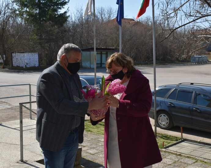 8mart goran 903211 Дамите от ловешките села Брестово и Горан отбелязаха Международния ден на жената – 8 март. Техен гост беше кметът на Община Ловеч Корнелия Маринова.
