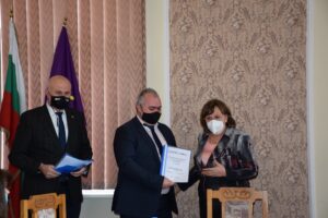 biudjeti uchilishta 2403211 В Община Ловеч връчиха бюджетите за 2021 г. на директорите на училища и детски градини. Бюджетът на функция „Образование“ за тази година е 20 441 056 лева