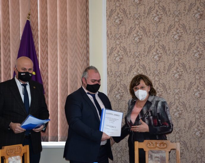 biudjeti uchilishta 2403211 В Община Ловеч връчиха бюджетите за 2021 г. на директорите на училища и детски градини. Бюджетът на функция „Образование“ за тази година е 20 441 056 лева