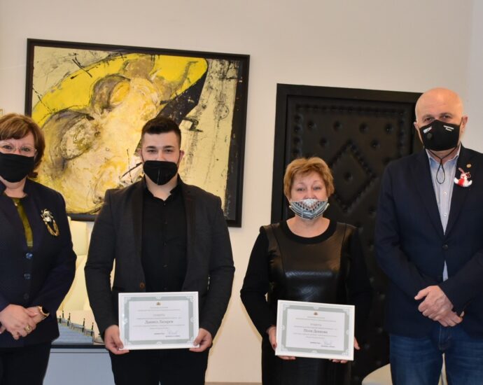 gramoti 1603211 Двама управители на социални услуги в Ловеч - Даниел Лазаров и Поля Денкова получиха грамоти от Годишните награди „Социален работник на година“ 2021 г.