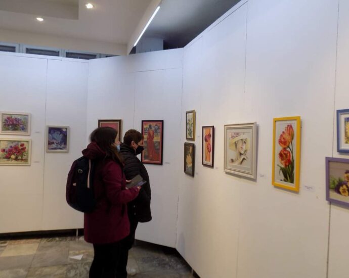 izlojba gobleni 1303211 Изложба на гоблени на  Ловешкия клуб ,,Златна игла“ в Художествена галерия ,,Проф.Теофан Сокеров“. Тя включва 76 творби на 35 гобленари