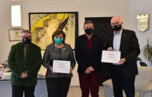 podkrepa gramota 203211 Кметът на Община Ловеч Корнелия Маринова и зам.-кметът Венцислав Христов бяха удостоени с Грамоти за отличен социален диалог от Синдикат „Образование“ към КТ „Подкрепа“