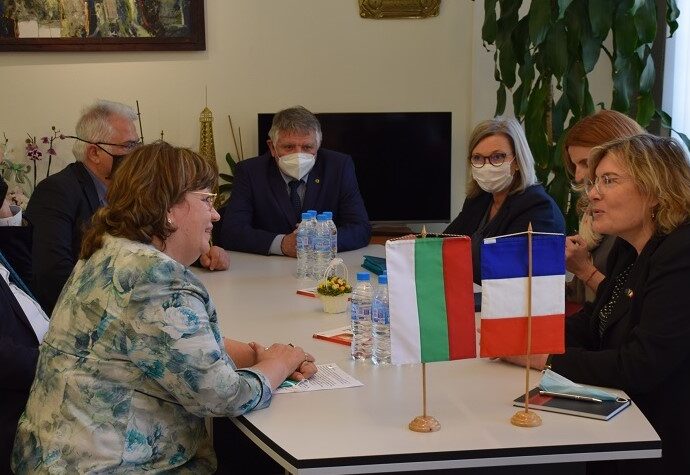 poslalnik france 3003211 По покана на ПЕГ „Екзарх Йосиф I“ посланикът на Франция у нас Н. Пр. г-жа Флоранс Робин посети Ловеч