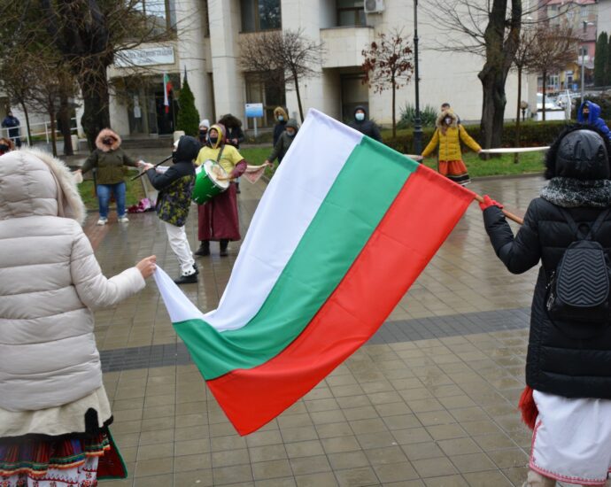 protest covid 1703212 На мирен граждански протест се събраха представители и съмишленици на любителските организации за изкуство в Ловеч