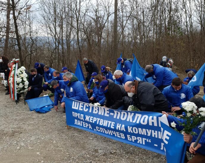 shestvie jertvi komunizam 2003211 Вече 32 пъти, шествието в памет на жертвите на комунизма, изминава дългия път до лагера на смъртта "Слънчев бряг" край Ловеч