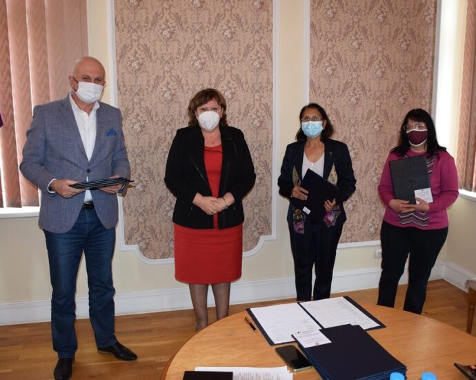 biudjeti 304211 В Община Ловеч връчиха бюджетите за 2021 г. по функциите „Здравеопазване“  и „Социално осигуряване, подпомагане и грижи“ (СОПГ). В сравнение с миналата година увеличението е с 36,2 процента