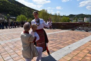 cvetnica 2504212 Новата „Кумичка“ на „Цветница -2021" в Ловеч е Паулина Ивайлова Иванова, ученичка в Профилирана природо-математическата гимназия, в 12 клас