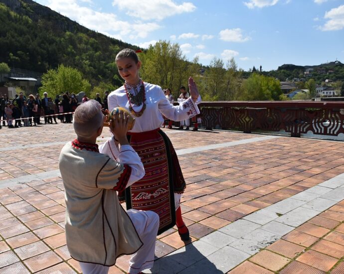 cvetnica 2504212 Новата „Кумичка“ на „Цветница -2021" в Ловеч е Паулина Ивайлова Иванова, ученичка в Профилирана природо-математическата гимназия, в 12 клас