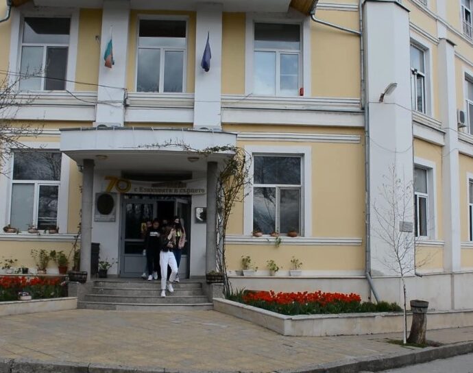 ezikova 1604211 1 Кметът на Ловеч поздрави Езиковата гимназия “Екзарх Йосиф Първи” по повод празника