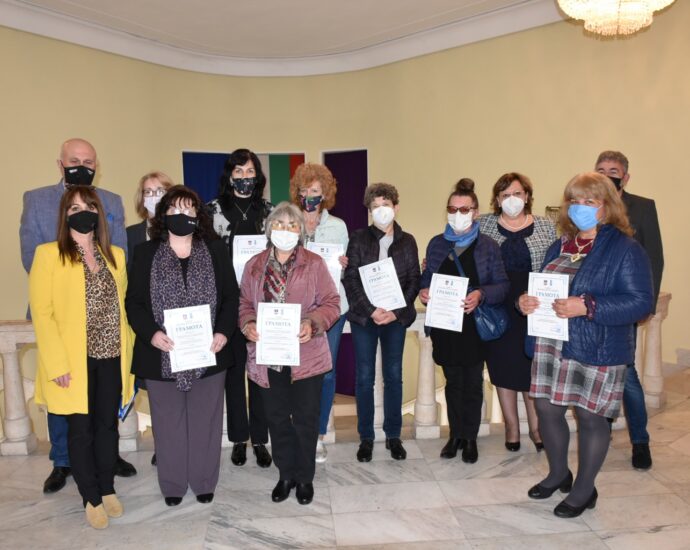 nagradi medici 604211 В Ловеч наградиха медицински специалисти от детско и училищно здравеопазване, оказали подкрепа на МБАЛ „Проф. д-р П. Стоянов“
