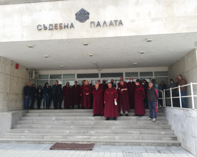 op lovech protest 290421 2 Прокурори, следователи и служители от Съдебен район Ловеч излязоха на мълчалив протест срещу промените в в Закона за съдебната власт и Наказателно-процесуалния кодекс