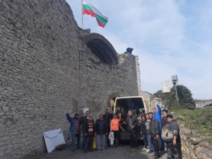pochistvane krepost 1404211 Служители на Община Ловеч и клиенти и персонал от две социални услуги за хора с психични заболявания в град Ловеч почистваха крепостта