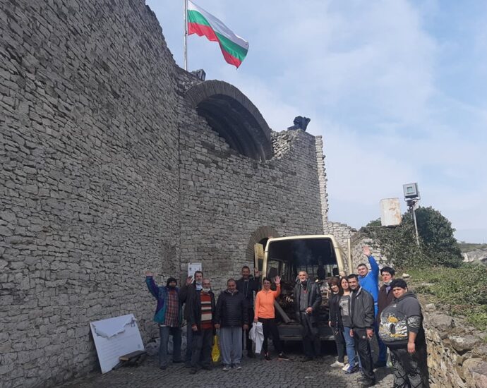 pochistvane krepost 1404211 Служители на Община Ловеч и клиенти и персонал от две социални услуги за хора с психични заболявания в град Ловеч почистваха крепостта