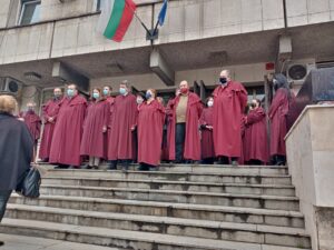 protest apelativna tarnovo 2904211 Прокурори, следователи и служители от Съдебен район Ловеч излязоха на мълчалив протест срещу промените в в Закона за съдебната власт и Наказателно-процесуалния кодекс