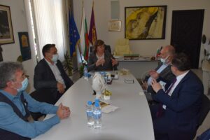 sreshta kmet 2604212 Кметът на Община Ловеч Корнелия Маринова прие гости от побратимения град Османгази, Република Турция