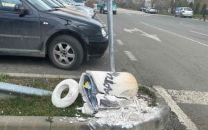 vandali koshche 204211 Неизвестни вандали са потрошили бетонно кошче за отпадъци в Ловеч, намиращо се на бул. „Мизия“ в края на града, срещу паркинга на „Велга Дочеви“