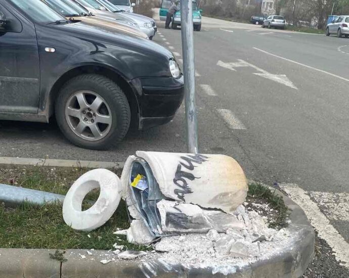 vandali koshche 204211 Неизвестни вандали са потрошили бетонно кошче за отпадъци в Ловеч, намиращо се на бул. „Мизия“ в края на града, срещу паркинга на „Велга Дочеви“