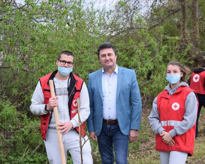 zalesiavane 2304214 Заместник-кметът на Община Ловеч Цветан Георгиев се включи в залесяването на БМЧК