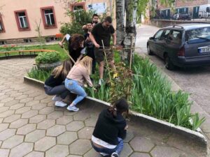 zalesiavane 2404215 Ученици от 7 ловешки училища се включиха в залесяване по случай Международния ден на планетата  Земя