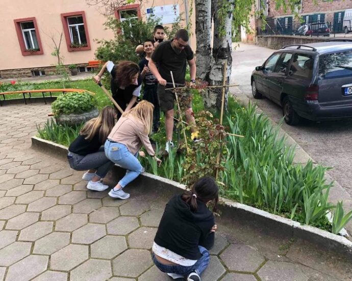zalesiavane 2404215 Ученици от 7 ловешки училища се включиха в залесяване по случай Международния ден на планетата  Земя