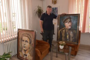 darenie kartini 805211 Онкологът проф. д-р Иван Гаврилов направи дарение на Община Ловеч от две картини и много книги и помощни материали