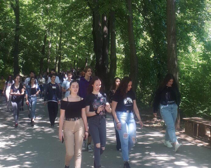 ezikova 1005211 Учениците от ПЕГ "Екзарх Йосиф I" в Ловеч отбелязаха традиционно днешния 10 май – Световен ден на движението за здраве