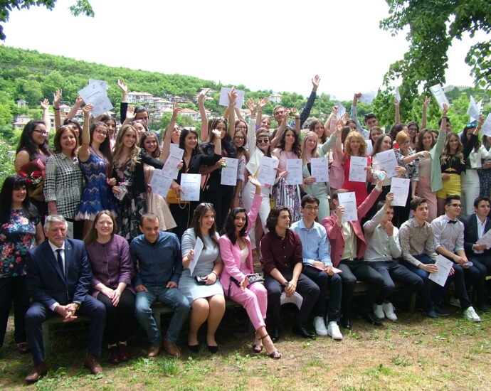 ezikova diplomi 170521 1 Немски езикови дипломи DSD II и DSD I бяха връчени в Ловешката езикова гимназия