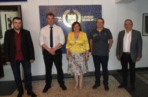 firma osvetlenie 2605211 Кметът Корнелия Маринова с първа работна среща с норвежка фирма по проекта за външно изкуствено осветление на Ловеч и Дойренци