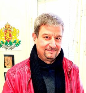julian petrov 705211 Синдикат „Образование“ смята, чe е крайно време всички ученици да се върнат в училище и при поява на заразени ученици или персонал да се прилага диференциран подход